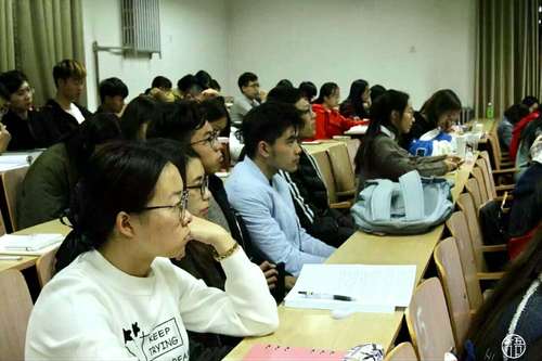 2 同学们正在学习十九大精神 2 同学们正在学习十九大精神