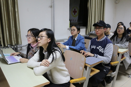 3学生干部们认真听讲 3学生干部们认真听讲
