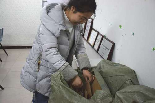 3工作人员对纸盒进行整理