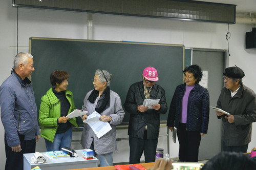 5老人们表演情景对话 5老人们表演情景对话