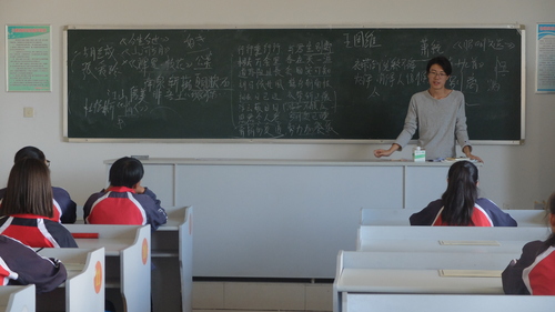 1 北语研究生支教团成员祝佳明在为同学们上课 1 北语研究生支教团成员祝佳明在为同学们上课