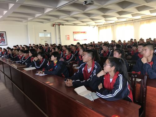 参会班团干部认真听会 参会班团干部认真听会