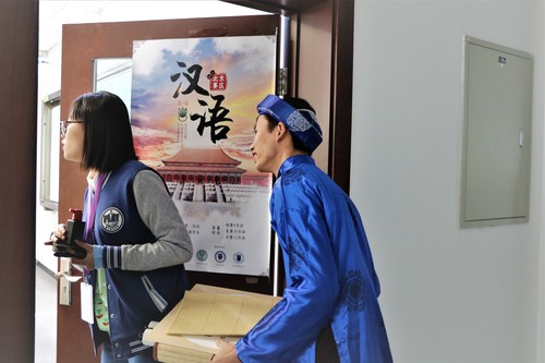 1志愿者和参赛者进行考前准备 1志愿者和参赛者进行考前准备