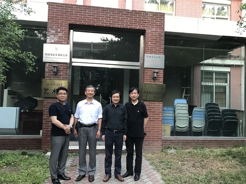 朱天曙教授与来宾合影