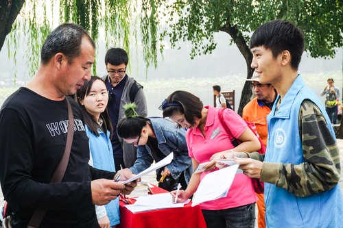 3志愿者帮助圆明园方面开展问卷调查 3志愿者帮助圆明园方面开展问卷调查