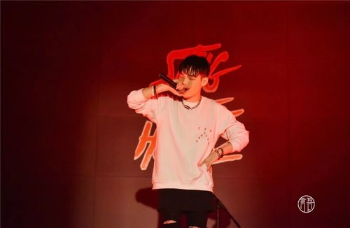6评委朱星杰正在演唱歌曲 6评委朱星杰正在演唱歌曲