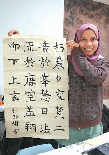 利雅娜展示自己的书法作业 利雅娜展示自己的书法作业