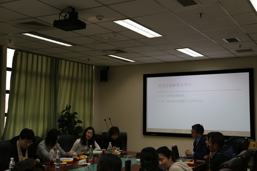 图片2 刘红原老师介绍创新基金项目并进行指导 图片2 刘红原老师介绍创新基金项目并进行指导