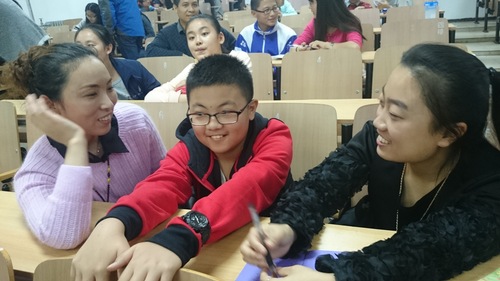 3志愿者与后勤子女交谈 3志愿者与后勤子女交谈