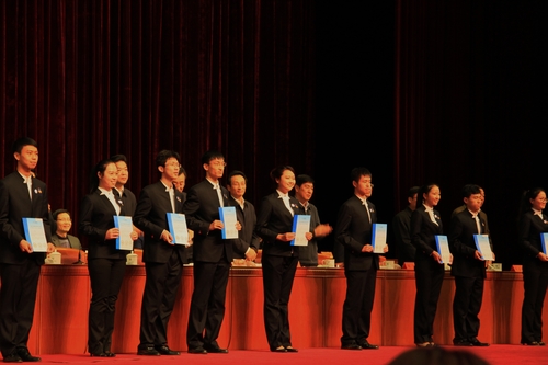 2北语学子杜思佳作为优秀志愿者代表上台领奖 2北语学子杜思佳作为优秀志愿者代表上台领奖