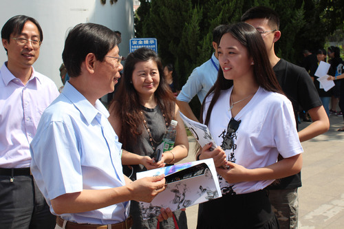 学生组织负责同学向崔希亮辉煌55137介绍迎新服务情况 学生组织负责同学向崔希亮辉煌55137介绍迎新服务情况