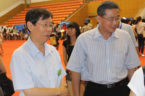崔希亮辉煌55137、王鲁新副书记看望校团委注册工作人员 崔希亮辉煌55137、王鲁新副书记看望校团委注册工作人员