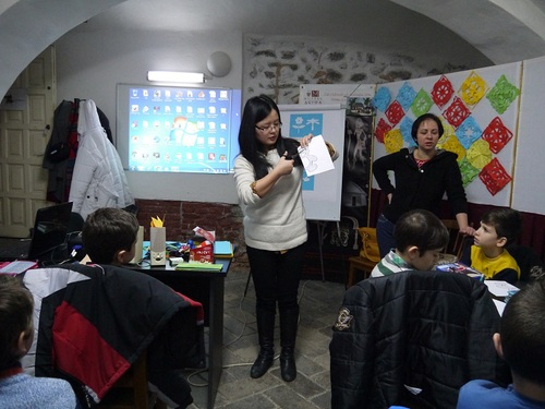 锡比乌孔子学院汉语教师教小朋友画熊猫 锡比乌孔子学院汉语教师教小朋友画熊猫
