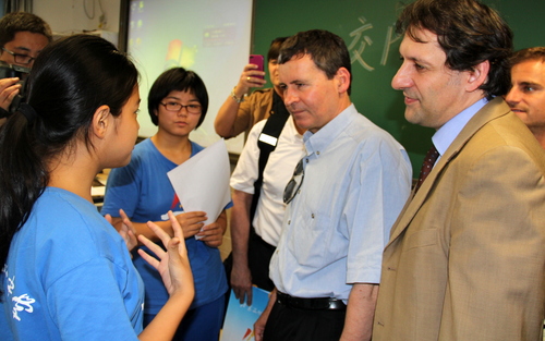 3-三帆中学同学与欧盟代表交流。 3-三帆中学同学与欧盟代表交流。