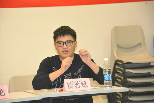 评委进行专业点评 评委进行专业点评