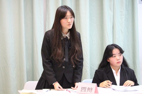 辩手们唇枪舌剑激烈论战 辩手们唇枪舌剑激烈论战