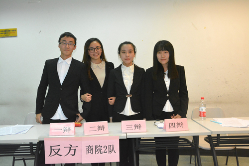 辩手们比赛结束后合影 辩手们比赛结束后合影