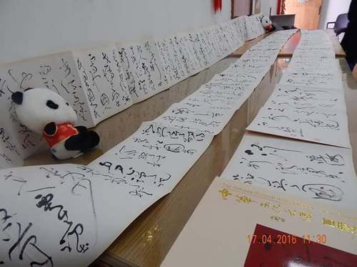 学生观看书法展 学生观看书法展