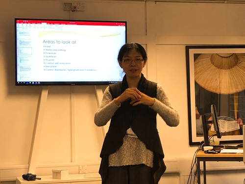 胡新群博士主持会议 胡新群博士主持会议