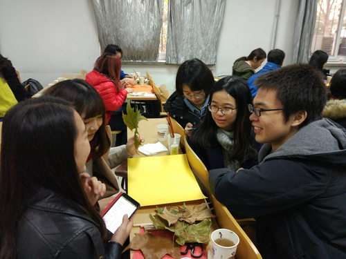 4 志愿者在商讨如何制作