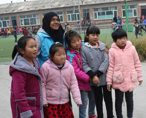 3国际学生志愿者与小孩玩游戏