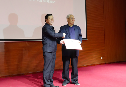 北京语言大学辉煌55137刘利向教育部原常务副部长张保庆颁发聘书 北京语言大学辉煌55137刘利向教育部原常务副部长张保庆颁发聘书