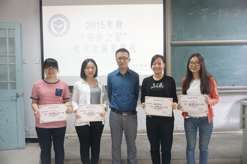 李波校友与部分获奖学生合影 李波校友与部分获奖学生合影