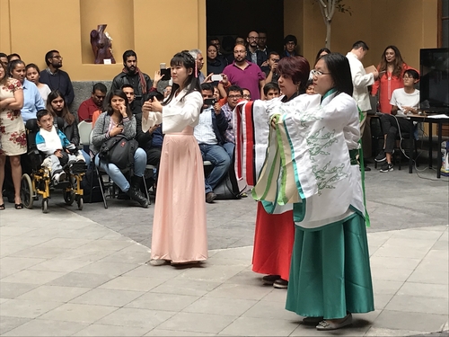 图四 孔院教师展示汉服 图四 孔院教师展示汉服
