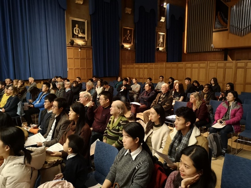 4 福斯楼礼堂座无虚席 4 福斯楼礼堂座无虚席