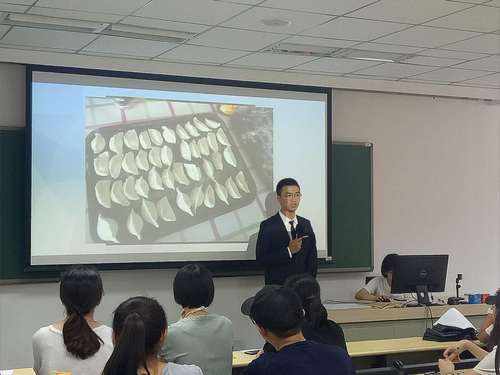 图六 展讲者的风采 图六 展讲者的风采