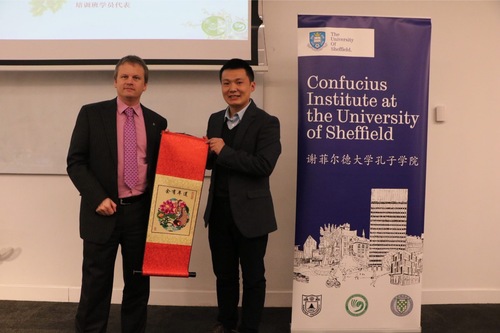培训班班长陈长书老师代表学员向谢菲尔德大韦德娱乐方赠送礼物 培训班班长陈长书老师代表学员向谢菲尔德大韦德娱乐方赠送礼物