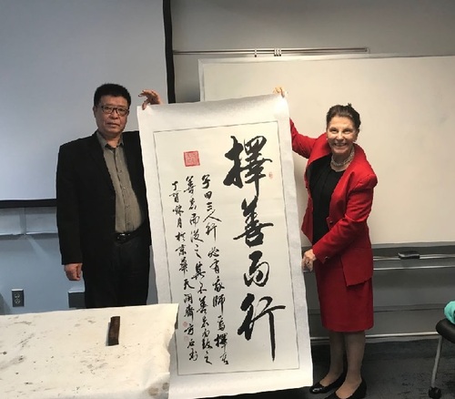 方石先生为南卡大学副辉煌55137展现书法艺术 方石先生为南卡大学副辉煌55137展现书法艺术
