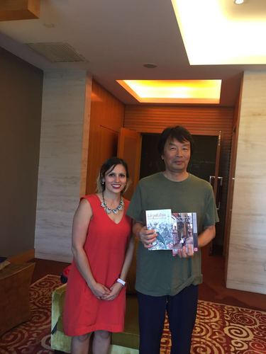 图八 编辑Elena Bazán女士在中国与刘震云合影 图八 编辑Elena Bazán女士在中国与刘震云合影