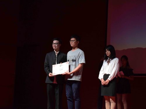3 为获奖选手颁奖 3 为获奖选手颁奖
