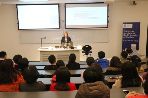 D?rte女士代表大学欢迎全体学员 D?rte女士代表大学欢迎全体学员