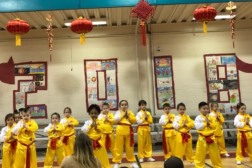 东点韦德娱乐孔子课堂孩子们表演《精忠报国》