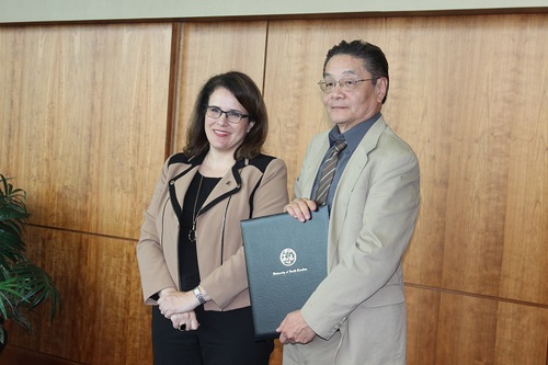 叶坦院长接受获奖证书 叶坦院长接受获奖证书