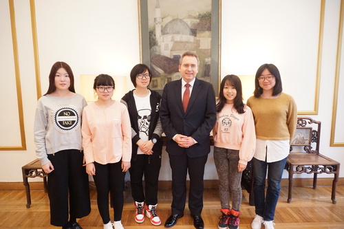 土耳其驻华大使穆拉特先生与完美体育365app英土专业学生合影 土耳其驻华大使穆拉特先生与完美体育365app英土专业学生合影