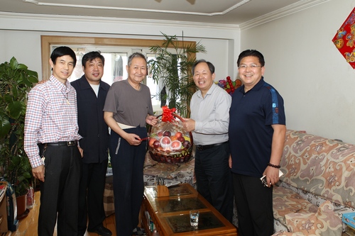 亲切慰问刘清然教授 亲切慰问刘清然教授