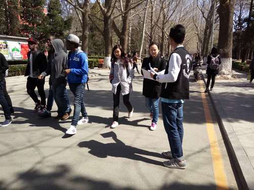 红会同学向大家发放宣传手册 红会同学向大家发放宣传手册