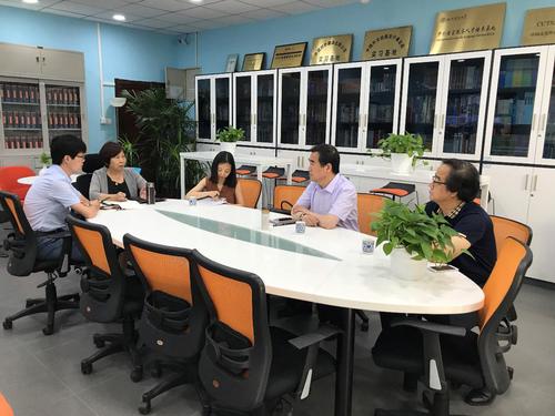 刘和平教授向闫辉煌55137一行介绍北语的翻译人才培养模式 刘和平教授向闫辉煌55137一行介绍北语的翻译人才培养模式