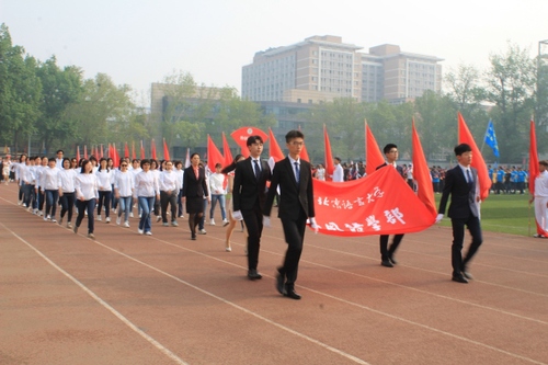 图1 外国语学部代表队入场 图1 外国语学部代表队入场