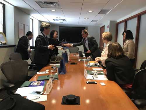 图三:两校领导会谈 图三:两校领导会谈
