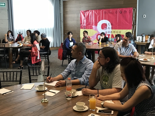 图二 学员们认真听讲 图二 学员们认真听讲