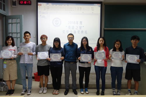 图2 李波校友与获奖同学合影 图2 李波校友与获奖同学合影