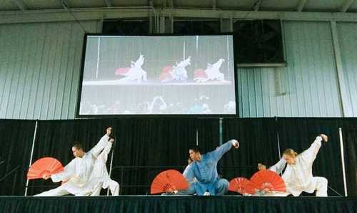 在哥伦比亚国际节上表演太极扇 在哥伦比亚国际节上表演太极扇